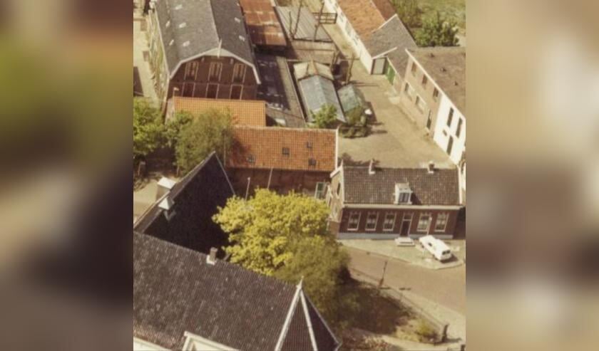<p>De schuren zijn rond 1988 gesloopt. De schuur met het grijze dak is uit 1908 en de voorste met het rode dak uit 1814.</p>