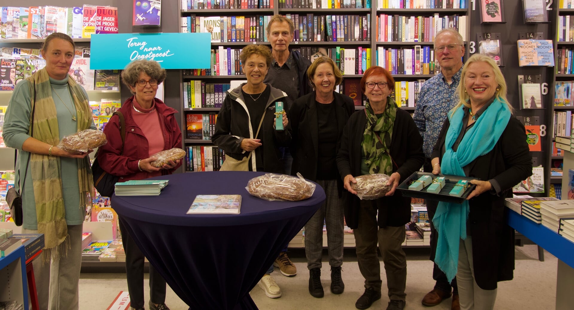 Het bestuur van Cultuurfonds Oegstgeest, René en Helma Koek (Rijnlandse Boekhandel) en Marjolijn van der Jagt samen met huiseigenaren, Peter van Schie en Judith Surie. | 