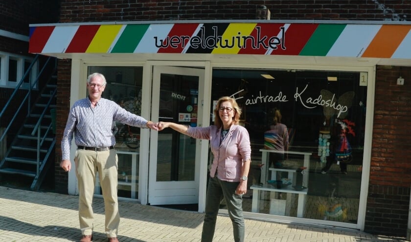 <p>Voorzitters Wim van Vliet (Sassenheim) en Marie José Fles (Noordwijk) van de Wereldwinkels. | Foto: pr.</p>