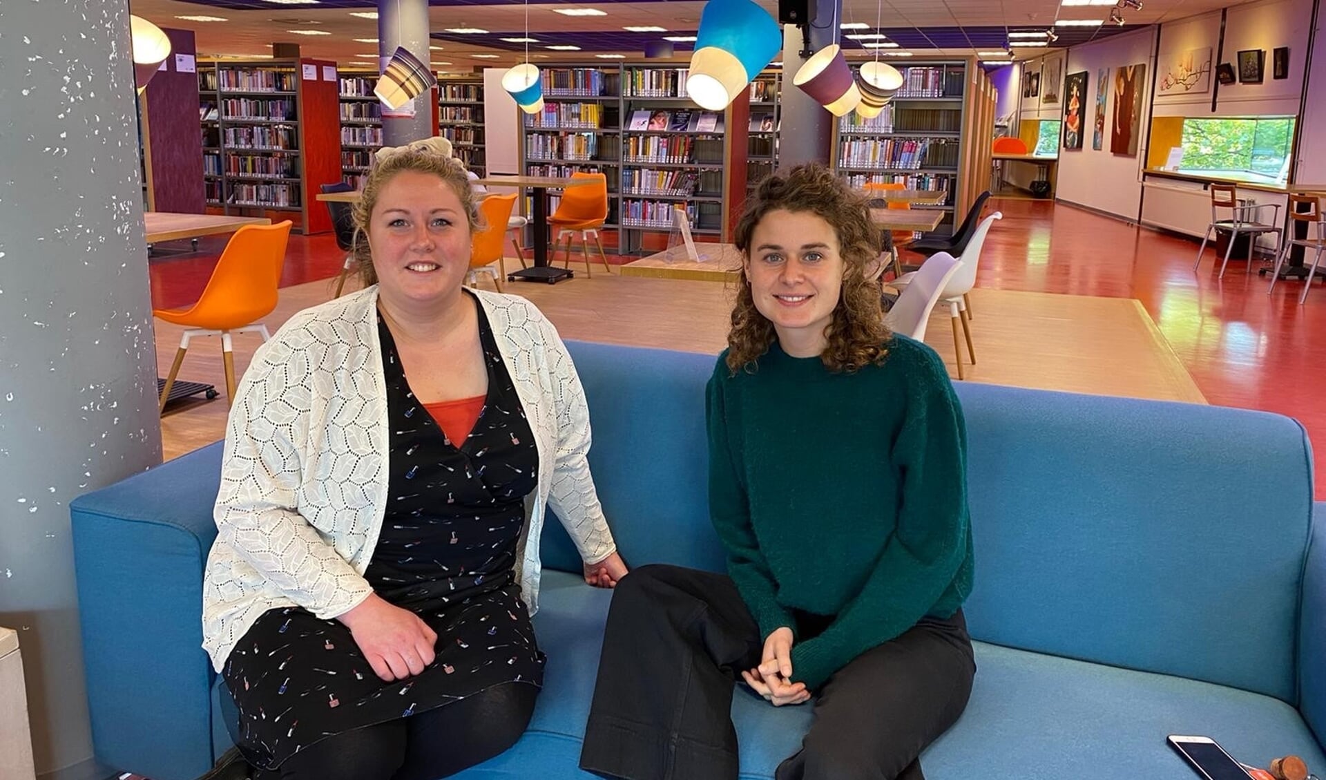 Sarine Alders (coördinator Taalhuis Hillegom) en Mijs Besseling (coördinator VoorleesExpress) van de Bibliotheek Bollenstreek zoeken vrijwilligers.