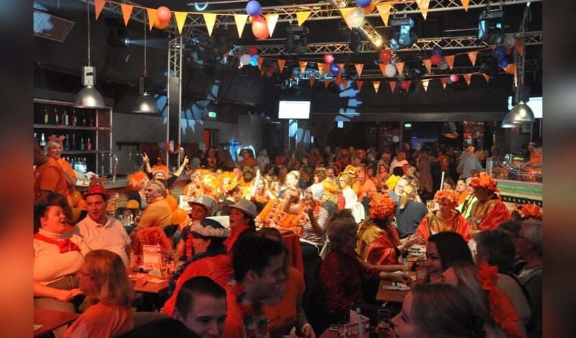 Oude tijden herleefden bij De Gewoonste Zaak, waar De Gaapstokken de Lissese Live Bingo hielden. Een bomvolle zaal in Viva Hollandia-outfits.