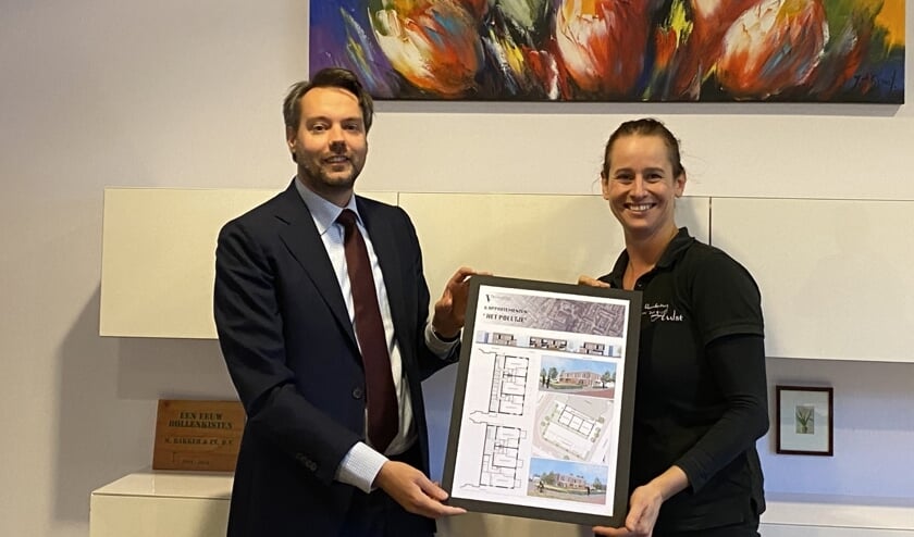 <p>Jeffrey van Haaster en Esther van der Hulst met de plannen voor de nieuwbouw aan de Vivaldistraat 2.</p>