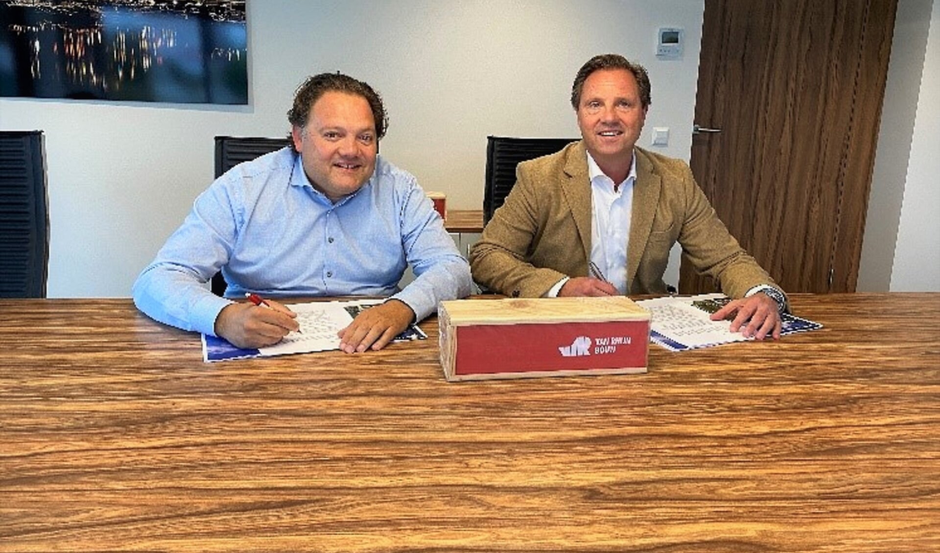 Ondertekening samenwerkingsovereenkomst door Harold De Jong (links) en Jan van Duijn. | Foto: pr