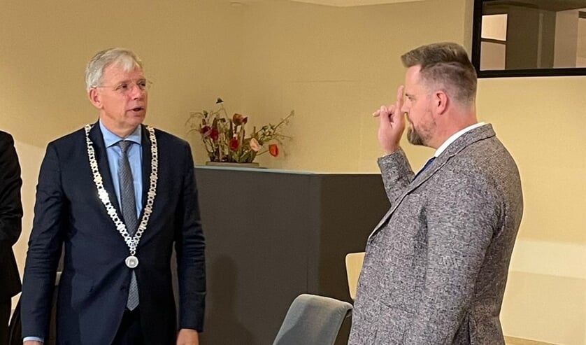 <p>Leendert Hoek (rechts) bij zijn installatie door de burgemeester. | Foto: pr</p>