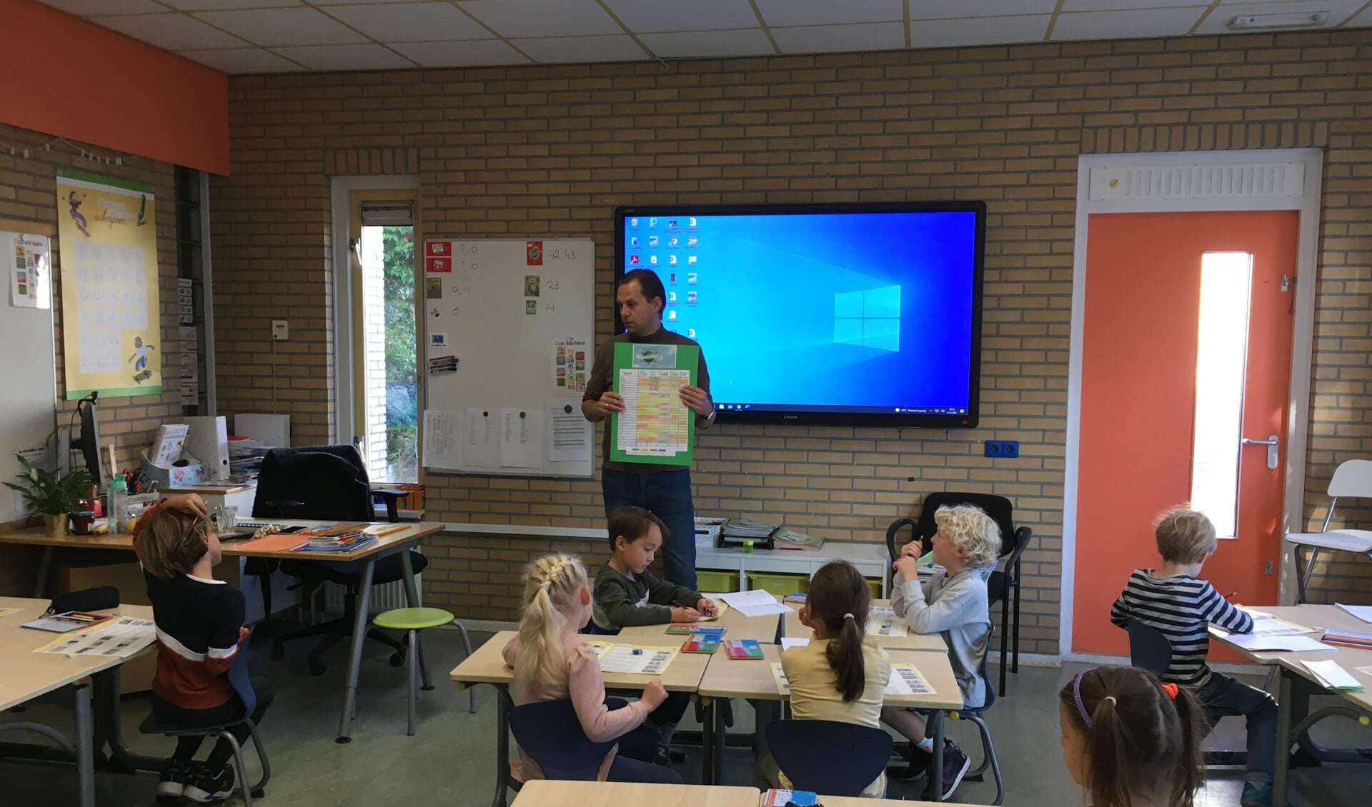 Bob van Zanten, directeur-bestuurder De Noordwijkse School, bespreekt met de leerlingen de resultaten van de Groene Voetstappenweek.