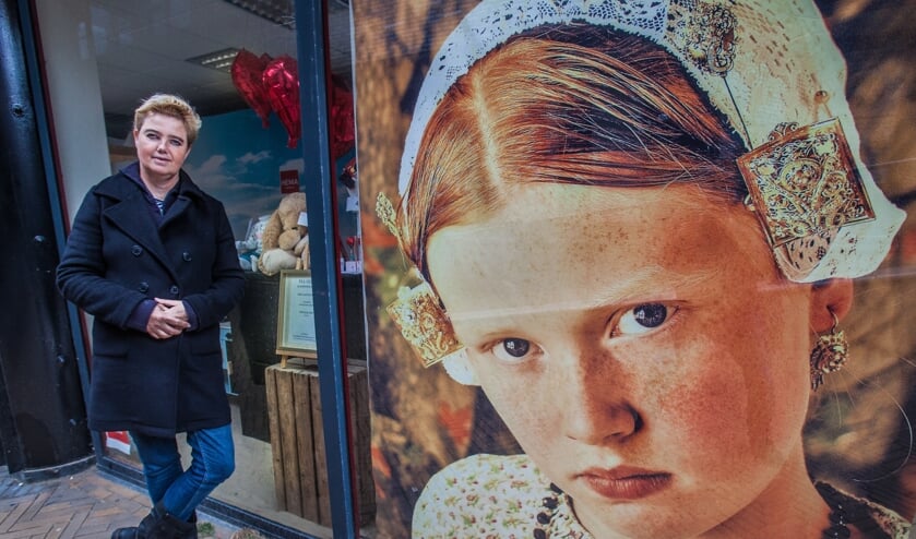 <p>Ell Geeh exposeert bij de HEMA. </p>