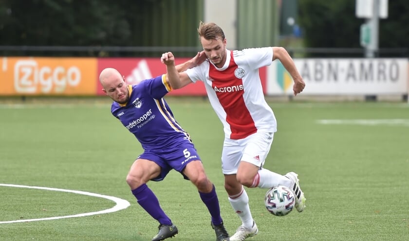 Jelmer Vijbrief of VVSB in de clinch met Kaj de Jong van Ajax Amateurs.