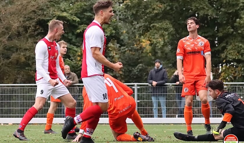 <p>Max van Gent en Roy Weenink weten dat het goed komt, Kagia ziet de bui al hangen.</p>