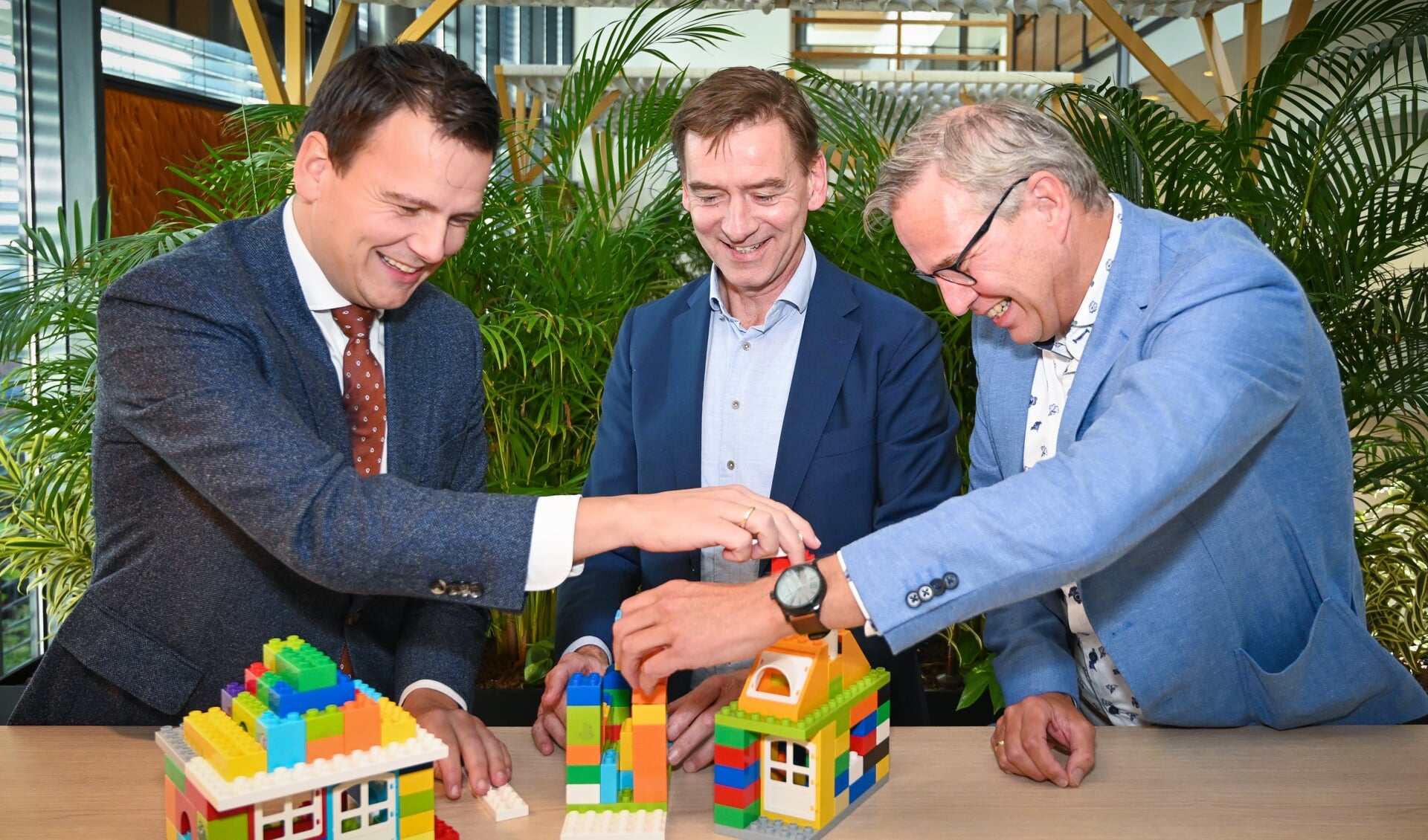 Wethouder Gerard Mostert, Bartjan van Haaren en Jaap Jonker beginnen alvast met bouwen. 