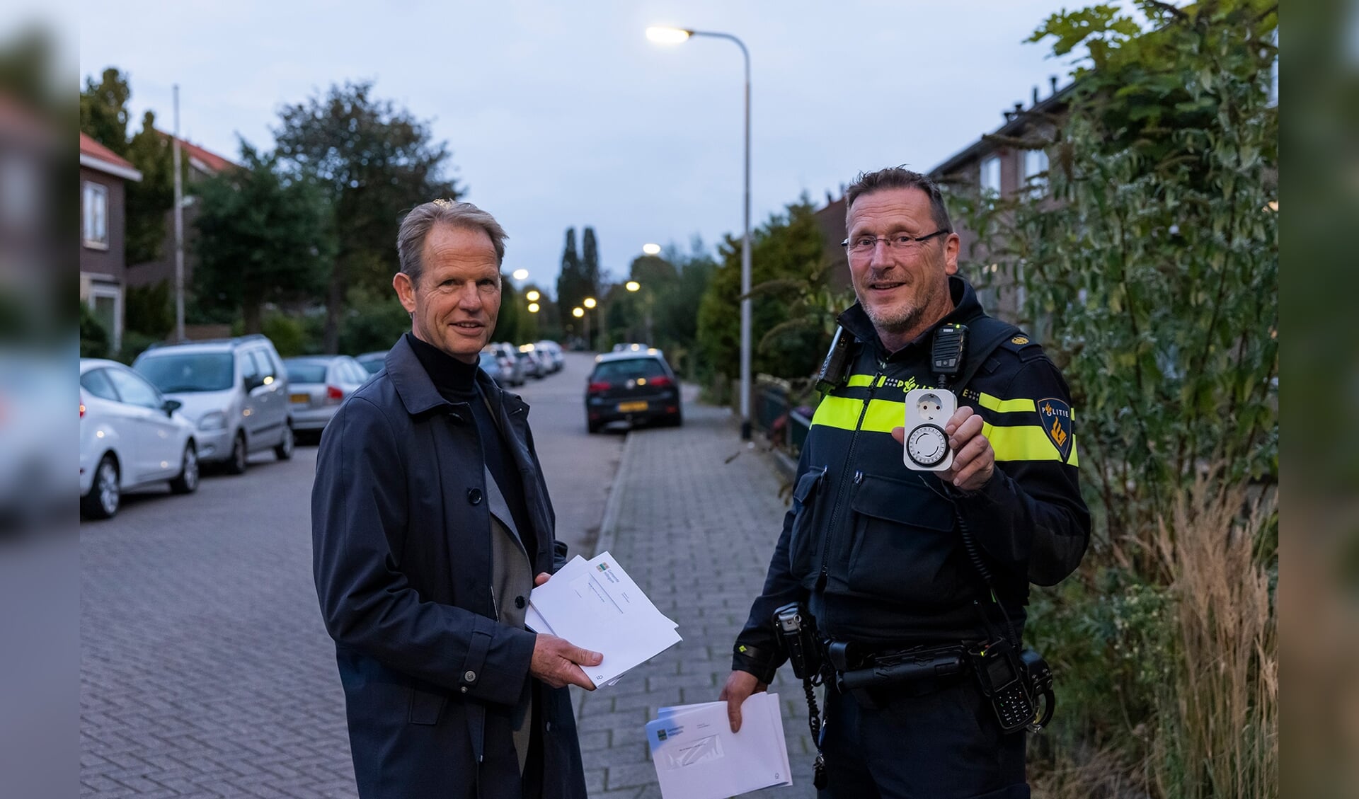 Burgemeester Van Erk en wijkagent Giesbergen tijdens hun ronde. 