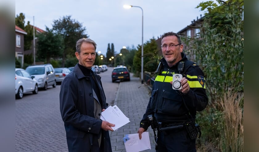 <p>Burgemeester Van Erk en wijkagent Giesbergen tijdens hun ronde. </p>
