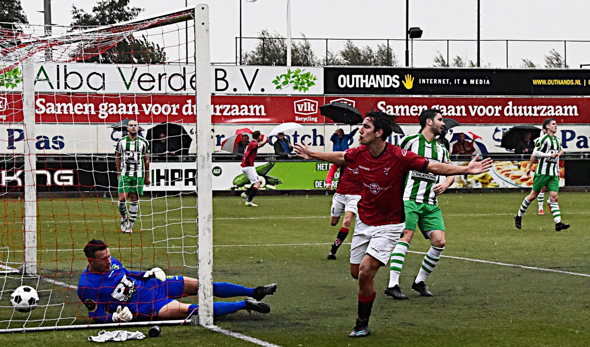 Maarten Reyneveld heeft de 1-0 binnen gekopt. | Foto: Piet van Kampen
