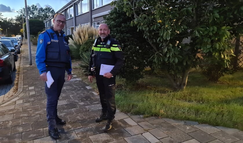 <p>Wijkagent Marco van Maris liep een ronde met boa Rob.</p>