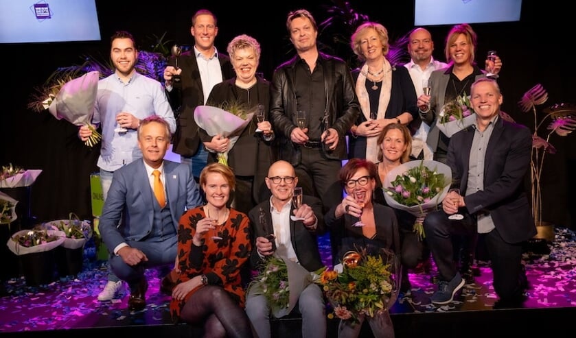  Groepsfoto na de uitreiking in 2020, met de winnaars, genomineerden, LOV-voorzitter Lorien de Roode, burgemeester Laila Driessen en wethouder Willem Joosten.   