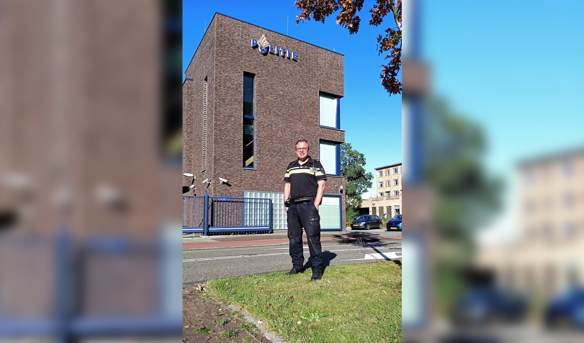 Wijkagent Pieter Brussee voor het politiebureau van Leiden-Noord, waar Oegstgeest toe behoort. | Foto Willemien Timmers