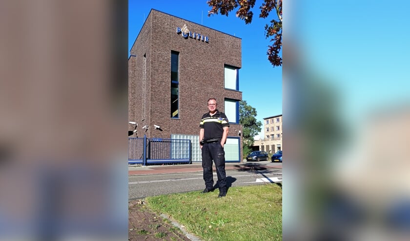 <p>Wijkagent Pieter Brussee voor het politiebureau van Leiden-Noord, waar Oegstgeest toe behoort. | Foto Willemien Timmers</p>
