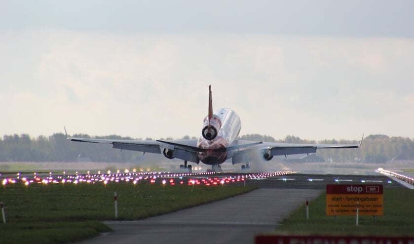 Een landend vliegtuig bij Schiphol.