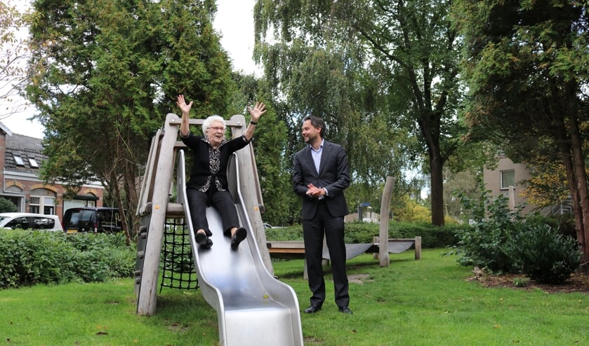 Mevrouw Mallo opent op geheel eigen wijze de speeltuin bij Berkhout door van de glijbaan te gaan!