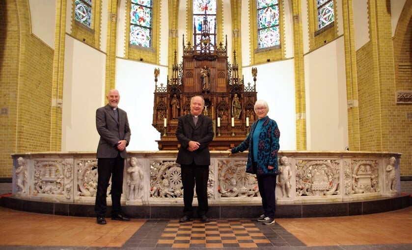 <p>Diaken Peter Winnubst, pastoor Rochus Franken en Els van Leuken bij het altaar.. | </p>