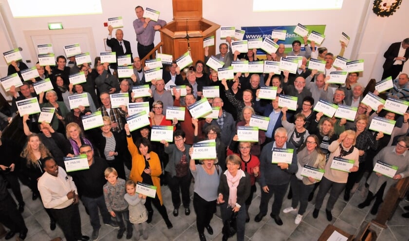 Veel vrolijke vrijwilligers met hun cheque van het Meerlandenfonds. | Foto: PR