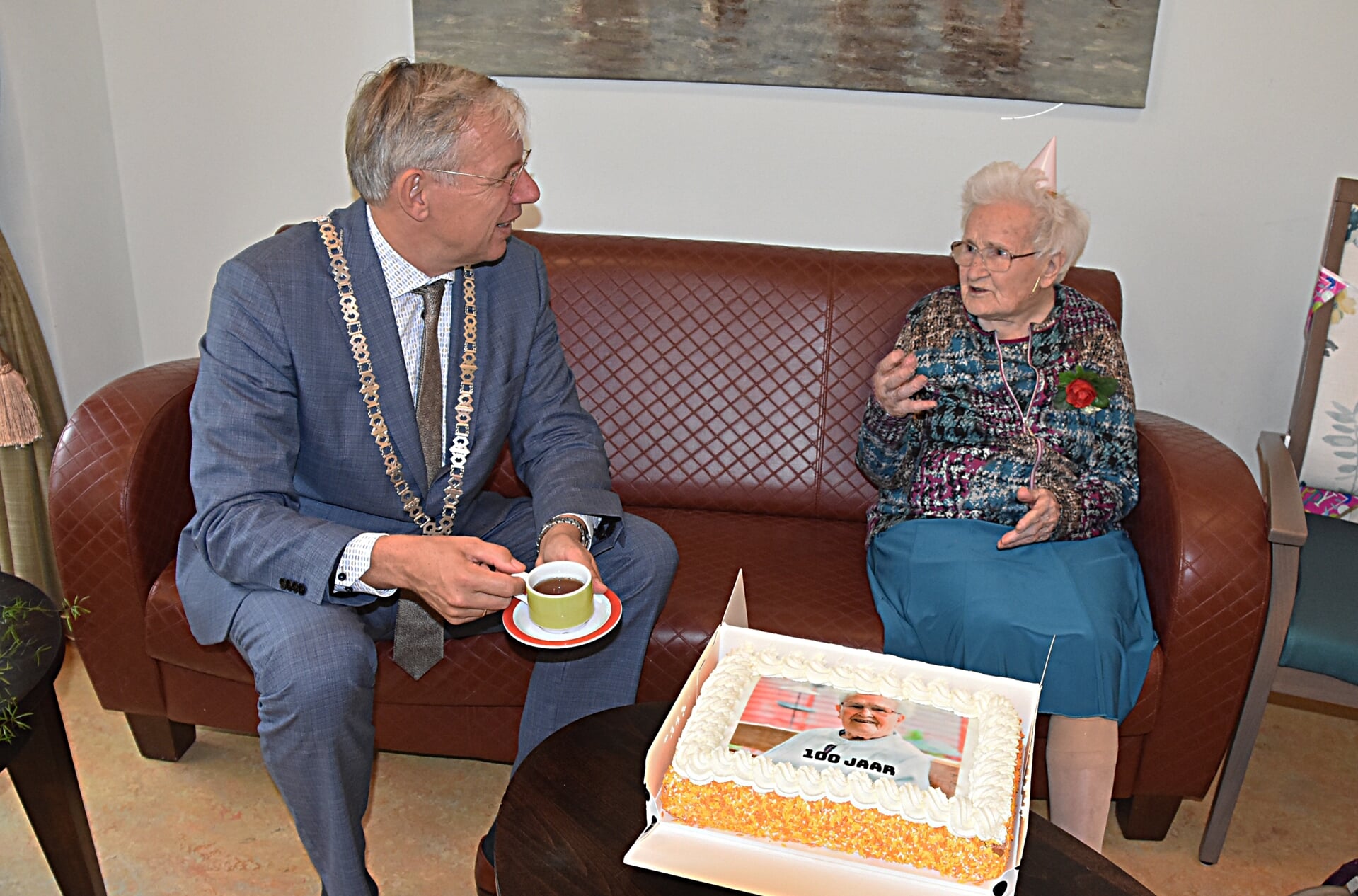 De Katwijkse burgemeester Cornelis Visser op bezoek bij Nel Borst. |