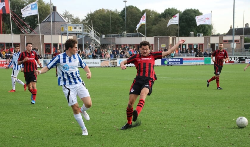 Pascal de Ridder in duel met Warmunda-speler Sam Witkamp (l), die tot vorig seizoen nog uitkwam voor Teylingen.