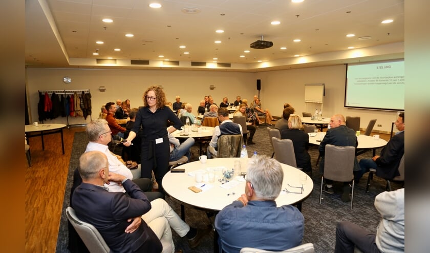 <p>Gespreksleider Esther van der Voort stelt een vraag aan Ron Nulkes, voorzitter van de RvC van Padua.</p>