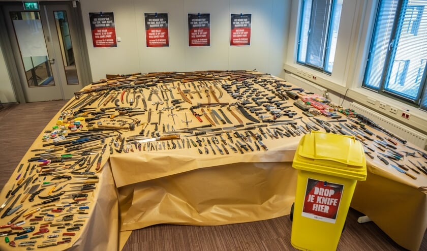 Een indrukwekkende uitstalling van wapens, ingezameld in de politieregio Den Haag.   