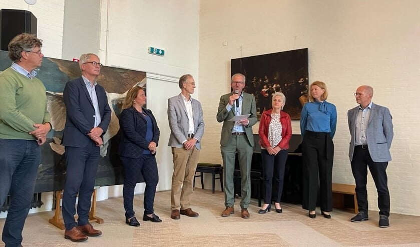 <p>Wethouder Jan Nieuwenhuis (midden links) ontvangt uit handen van Guus Bannenberg het <a href="https://www.oegstgeestercourant.nl/nieuws/zorg-welzijn/70615/coalitie-zeker-thuis-sluit-pact-voor-toekomst-zorg" rel="noopener noreferrer" target="_blank">pact Zeker Thuis.</a></p>