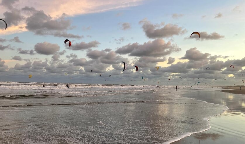 <p> 450 Kitesurfers passeerden Katwijk in de kitesurfmarathon van Hoek van Holland naar Den Helder.| Foto: Martijn van Dijk</p>