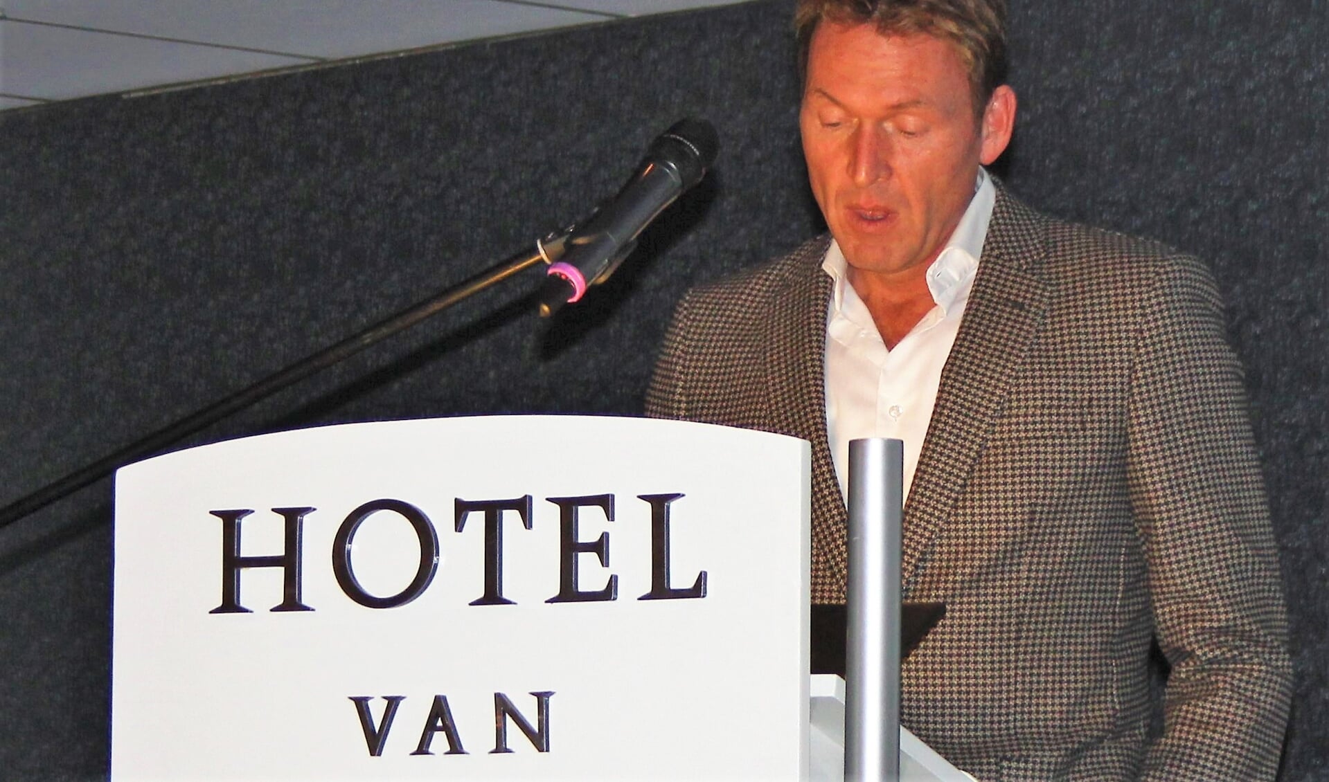 NOV-voorzitter Arjan van den Akker verwelkomde een record aantal Soos bezoekers.