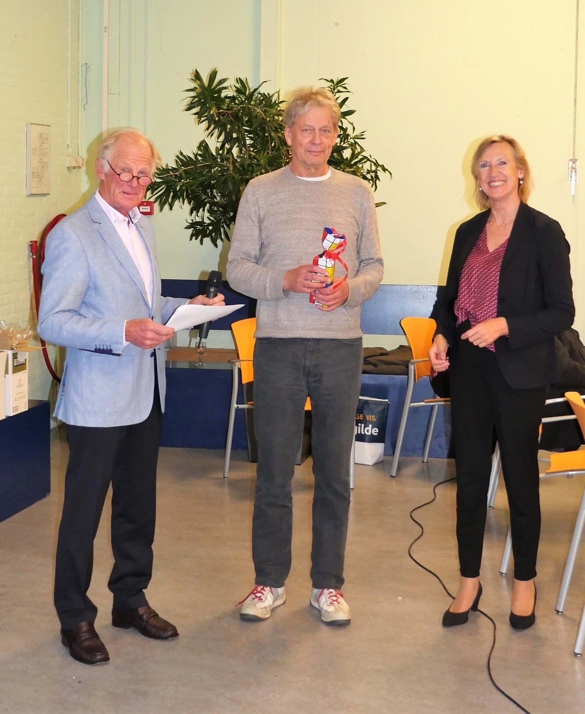 Just Kerckhoff en Mirjam Zwager (Rotaryclub Oegstgeest) reiken de prijs uit aan Cees Otto, de beste deelnemer van de liefhebbers. | 