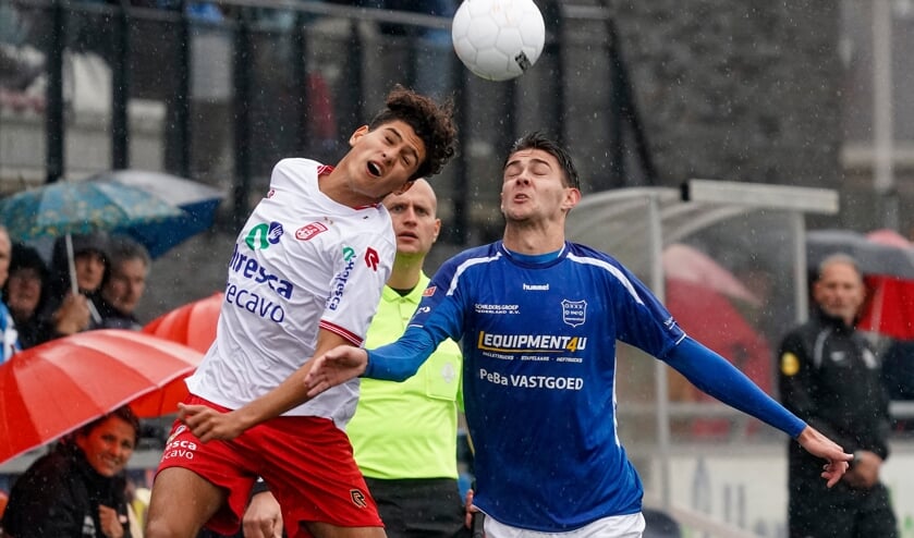 <p>Ruben Marbus in luchtduel met Joeri Potjes van GVVV.</p>