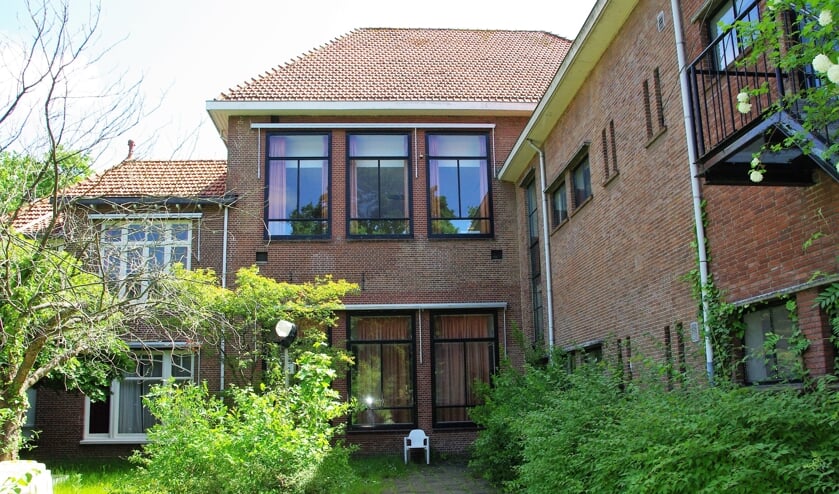 <p>De oude Julianaschool staat, incusief parkeerplaats, voor 3 miljoen in de boeken. | Archieffoto Willemien Timmers</p>