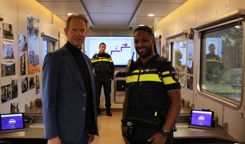 <p>Van Erk en wijkagent Kassi in het Media Lab.</p>