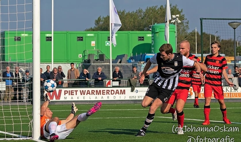<p>Een uitstekende VOC-keeper weet hier nog een doelpunt van Tom Duindam te voorkomen.</p>