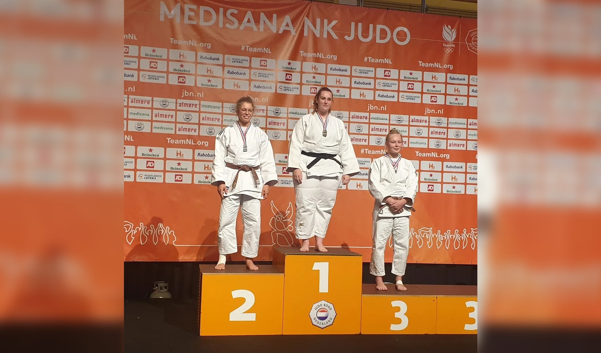 Eva Hornsveld (l) wint zilver op het NK Judo.