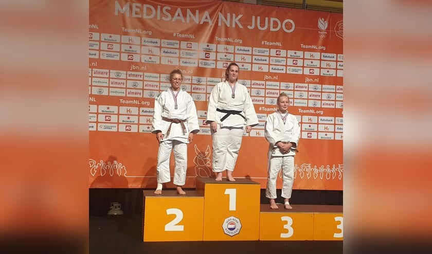 Eva Hornsveld (l) wint zilver op het NK Judo.