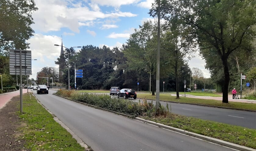 <p>Als de busbaan op deze kruising gaat aansluiten, dan komen daar verkeerslichten te staan om de bus vrije doorgang te geven. | Foto: RD</p>