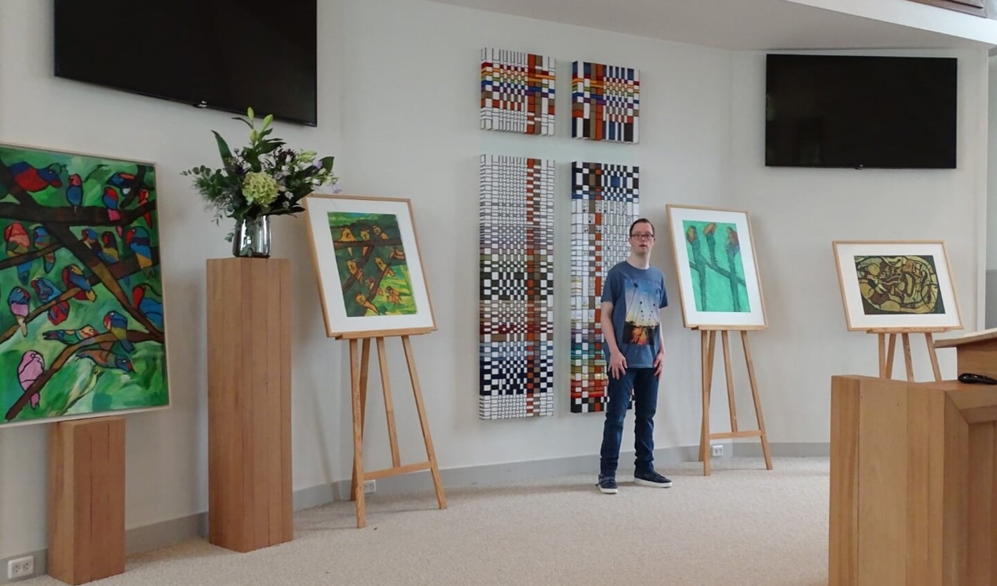 Kunstenaar Menno Verrijt bij zijn expositie in de SWG kerk.