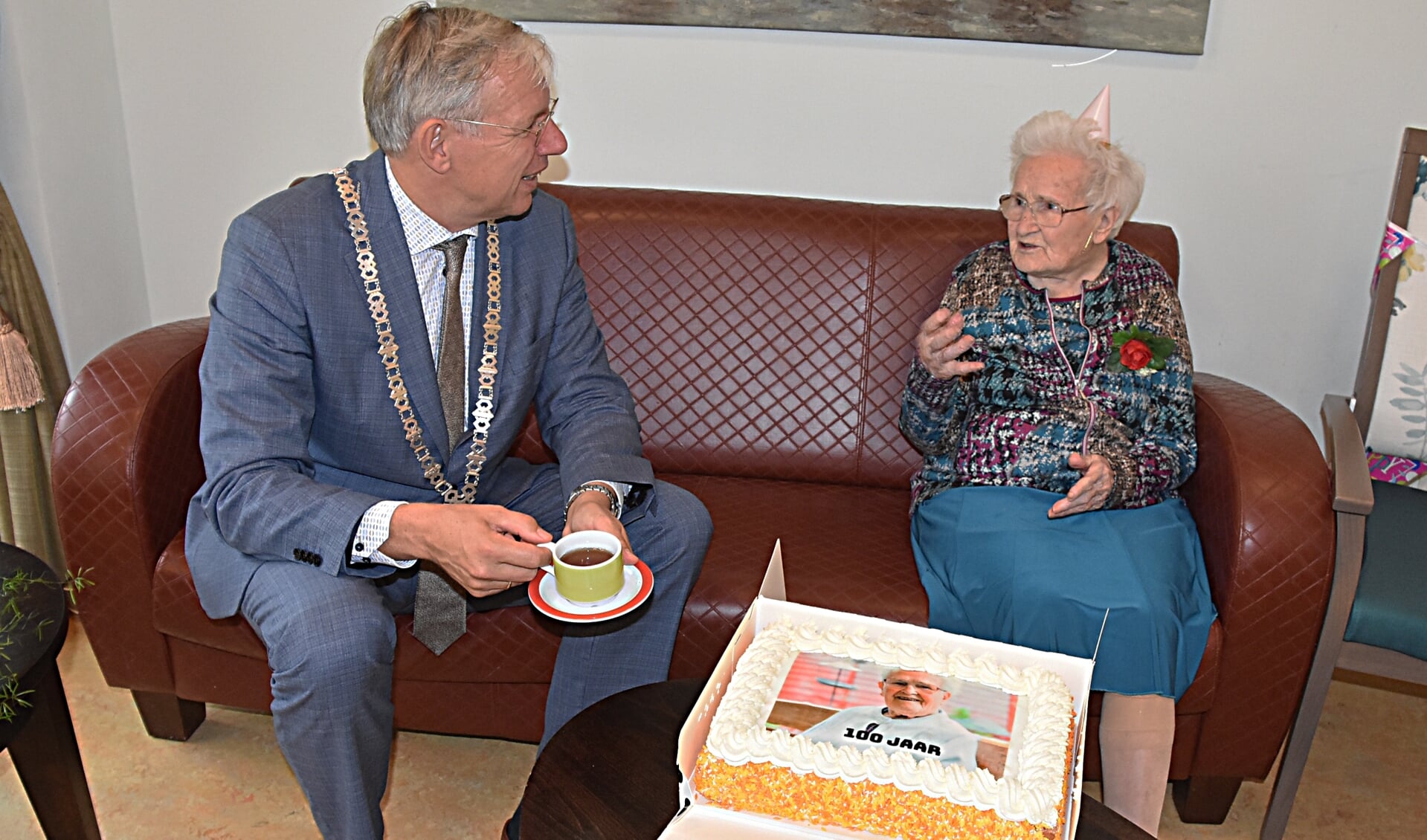 Nel Borst werd honderd en kreeg de burgemeester op de koffie. | Foto: Piet van Kampen
