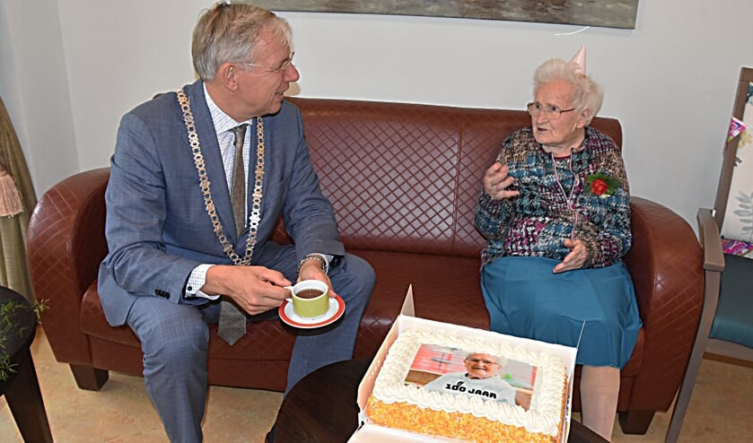 <p>Nel Borst werd honderd en kreeg de burgemeester op de koffie. | Foto: Piet van Kampen</p>