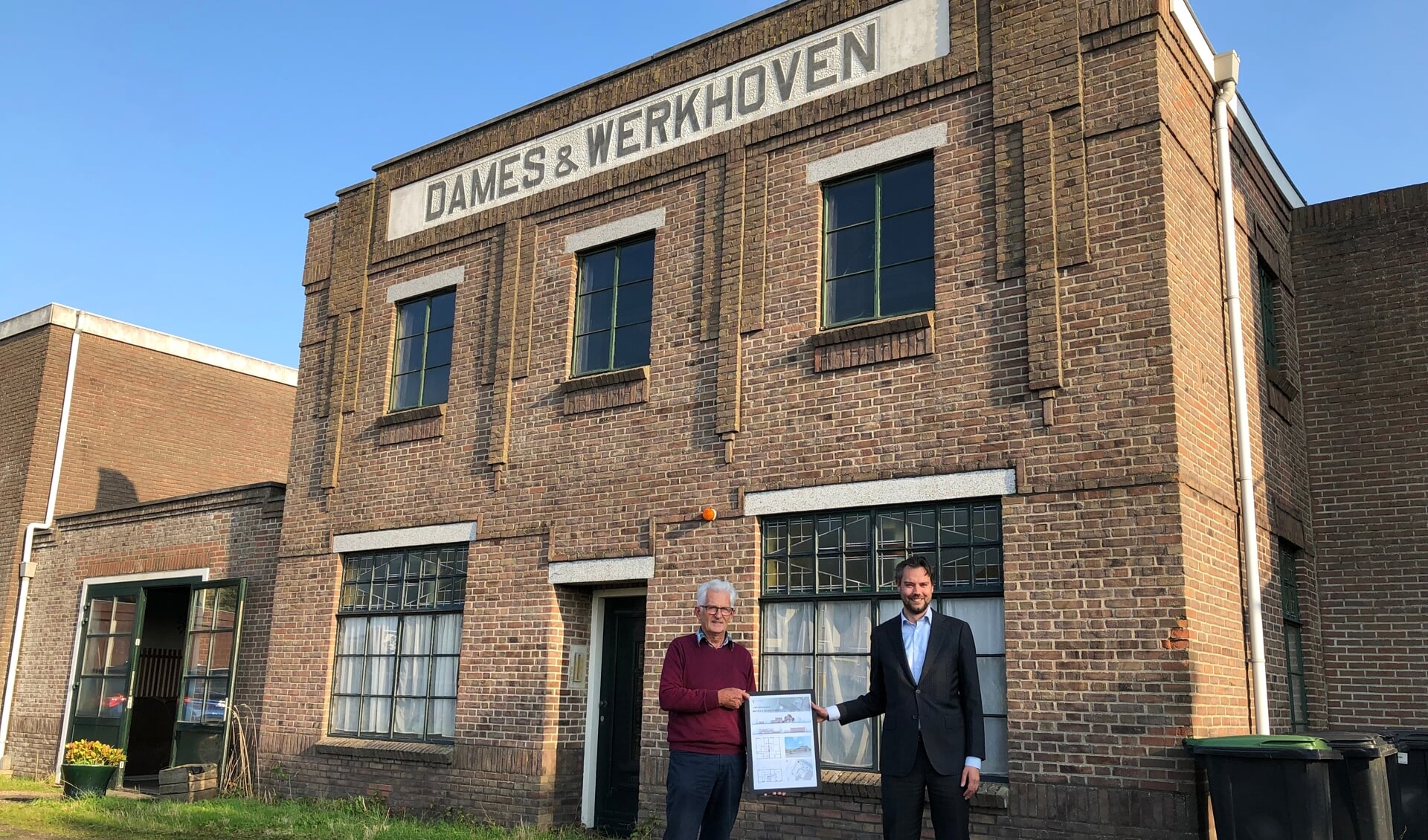 Een iconische bollenschuur wordt getransformeerd tot vier appartementen. Hiertoe tekenden wethouder Jeffrey van Haaster (rechts) en de heer A. van Werkhoven de anterieure overeenkomst.