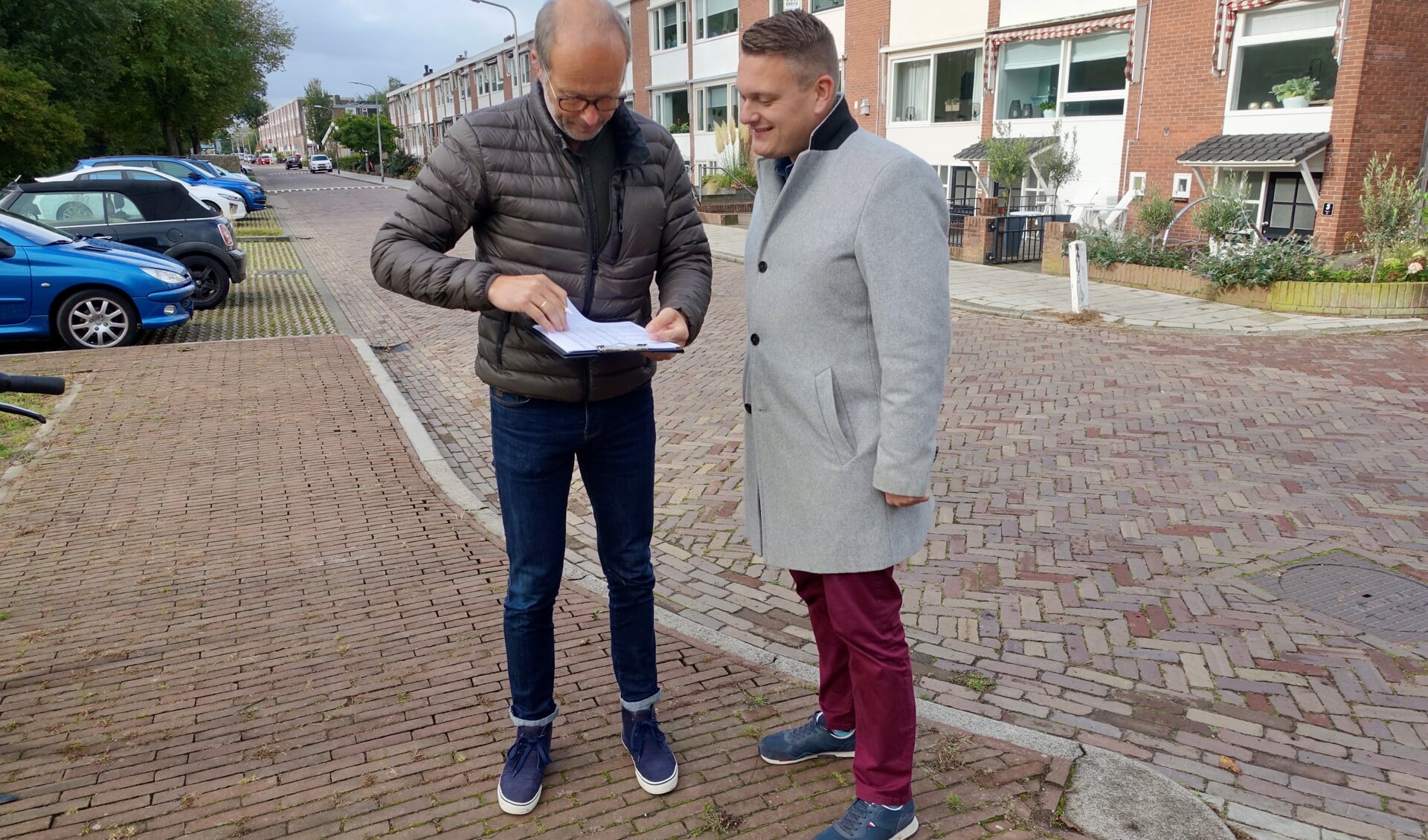 Wijkbeheerder Jacko Verdoes en wethouder Adger van Helden met de checklist van de burgerschouw. 