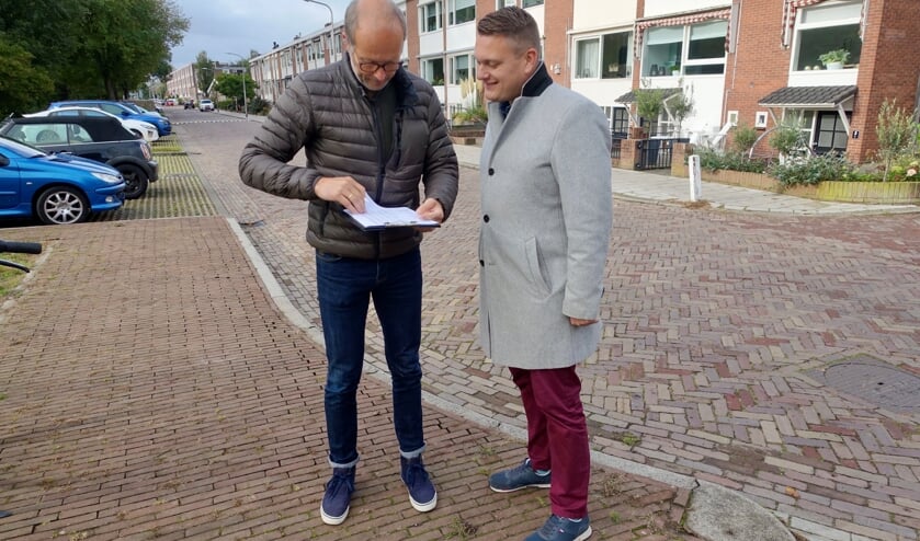 <p>Wijkbeheerder Jacko Verdoes en wethouder Adger van Helden met de checklist van de burgerschouw. </p>