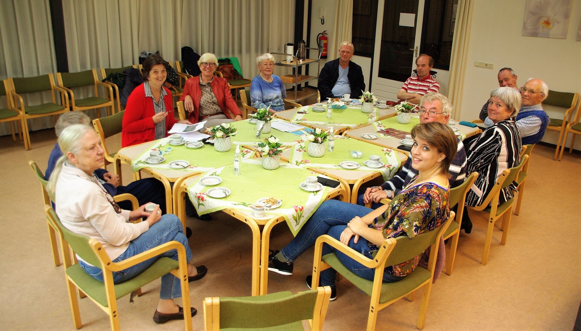 Een gezellige groep kwam bij elkaar in Trompenburg voor ontmoeting en een zinvol gesprek. | 