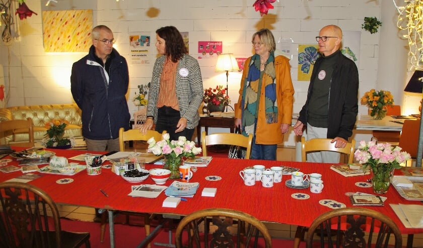 René Akkerman (geheel rechts) afgelopen week in de Pop-up Winkel in Winkelcentrum Lange Voort. |
