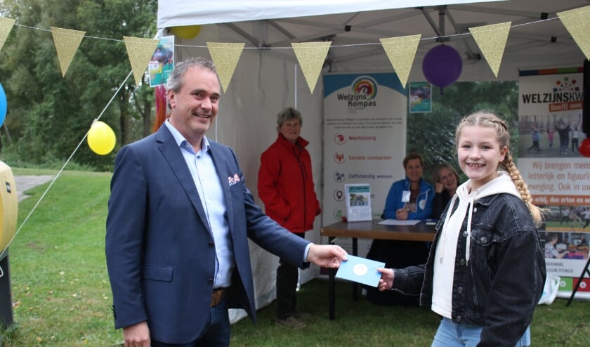 <p>Wethouder Jan van Rijn en jonge mantelzorger Anne Fleur in 't Veld. </p>