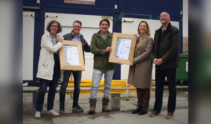 Tijdens de excursie door Hooghkamer overhandigde Lodewijk Hoekstra onder applaus van de raadsleden het NL Gebiedslabel voor fase 3 aan wethouders Marlies Volten en Arno van Kempen, Yvonne van der Hulst, directeur van Van der Hulst Bouwbedrijf, en Gert-Jan Hanekamp, ontwikkelingsmanager bij Heijmans.