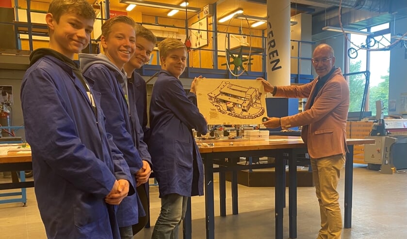 <p>Fioretti-leerlingen tonen het eerste schaalmodel aan bestuurslid Van Buren. </p>
